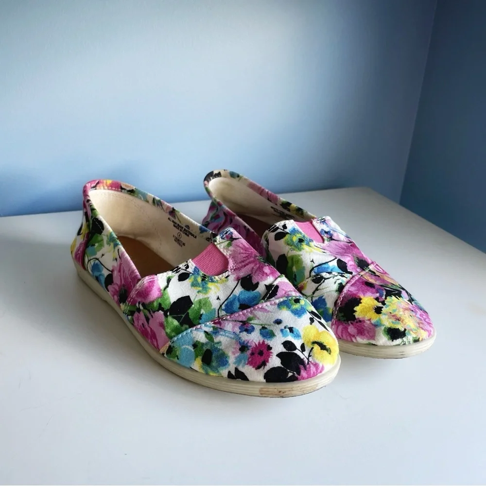 Girl’s size 4 floral dress slippers
